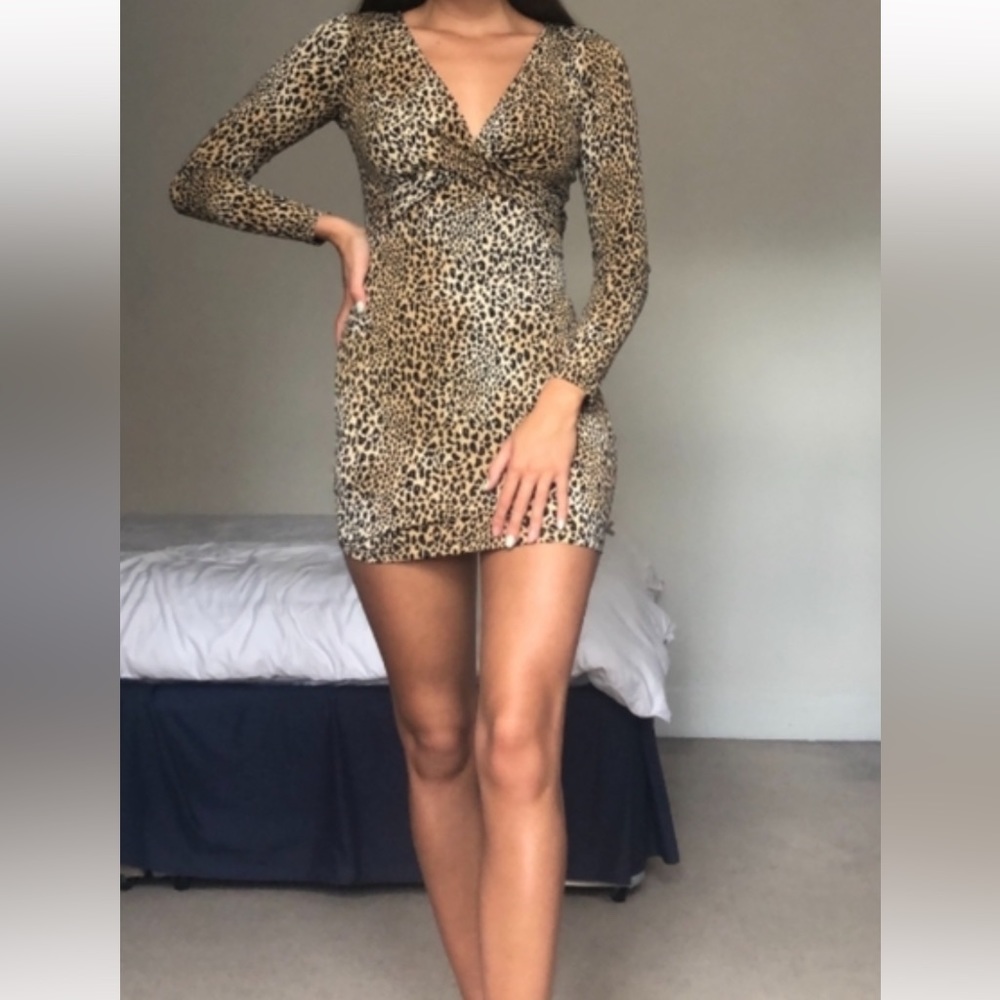 H&M Divided Beige Leopard print Bodycon Women’s MIDI dress  🐆 Size 4✨